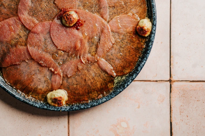 Carpaccio de atún rojo con guacamole y soja