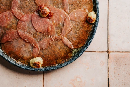 Carpaccio de atún rojo con guacamole y soja