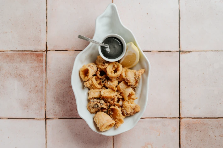 Chipirón crujiente acompañado de alioli negro