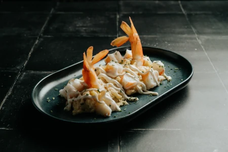 Ensaladilla de papa negra con langostinos