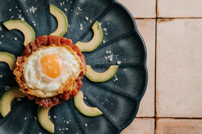 Tartar de atún marinado en soja, aguacate y huevo frito